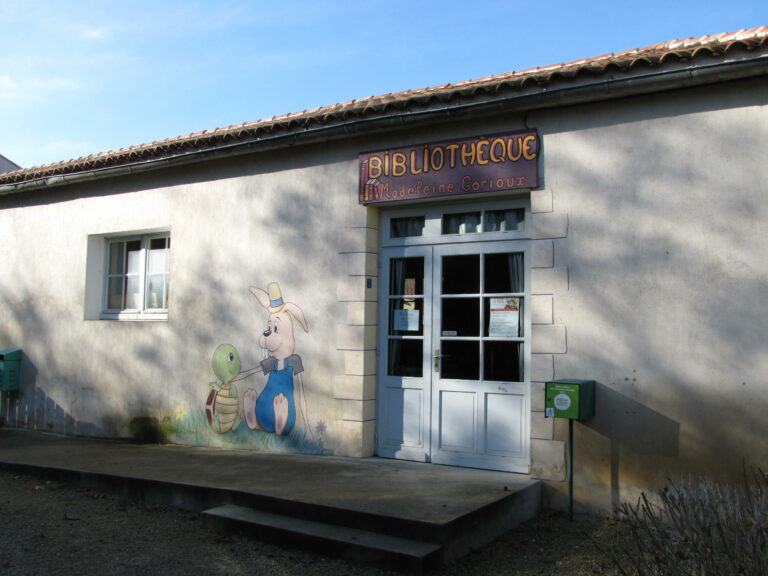Devanture de la bibliothèque de Saint Georges du Bois