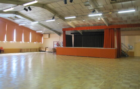 Salle des fêtes Saint Georges vue intérieur avec estrade