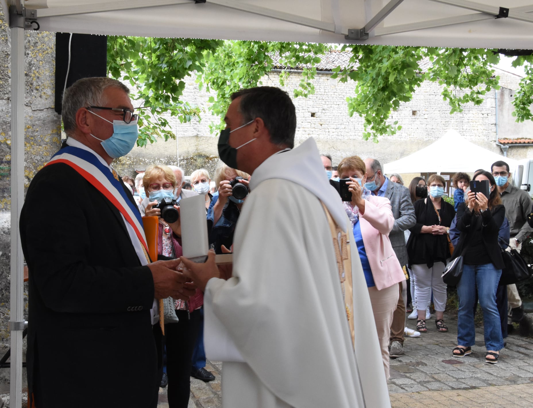 Inauguration du maire et du prêtre de la restauration de l'église de Saint Georges du Bois