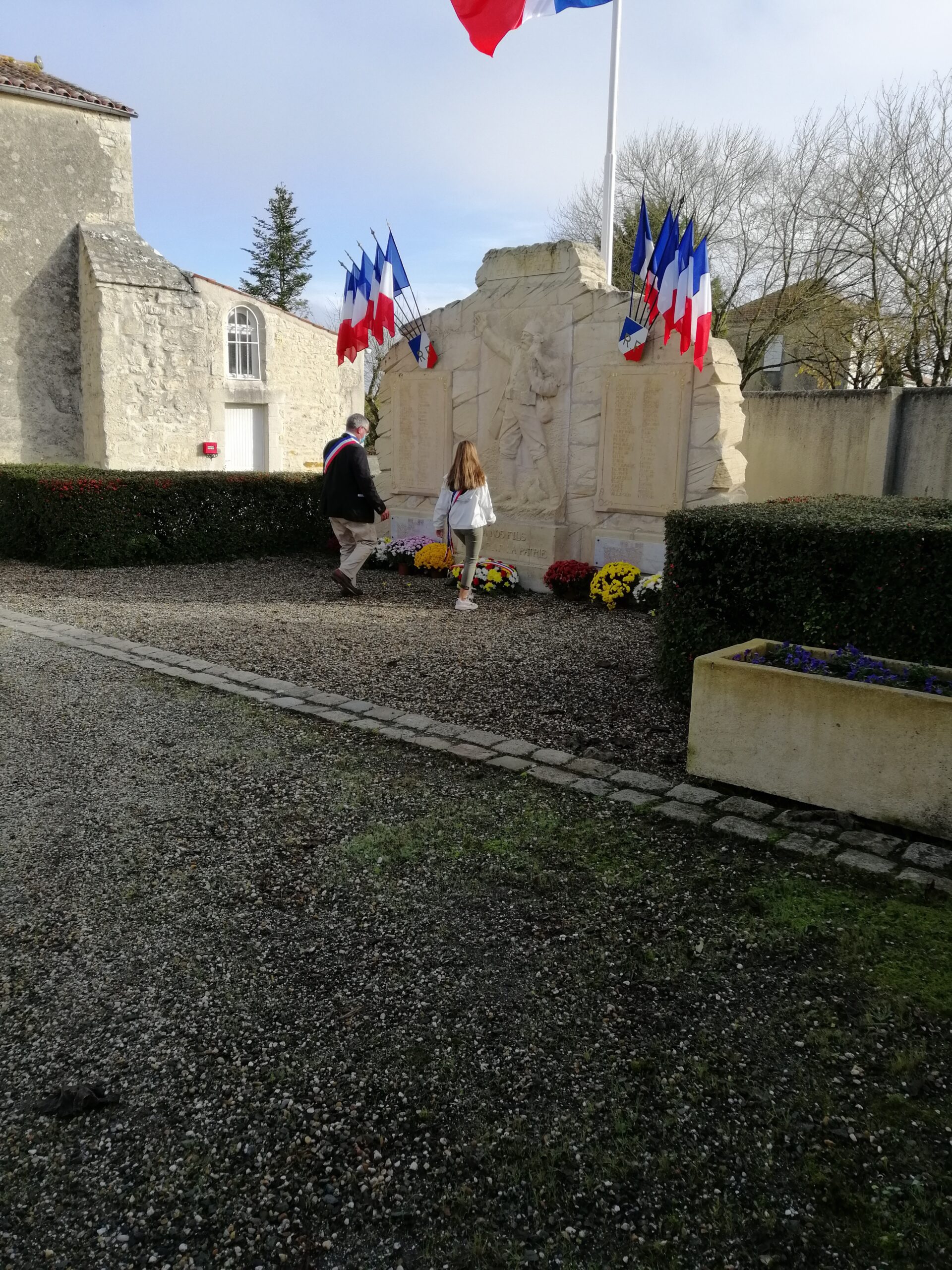 Armistice fleurs et drapeaux français