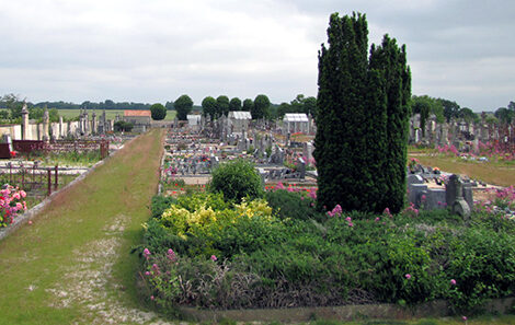 Allées fleuries du cimetière de Saint Georges du Bois